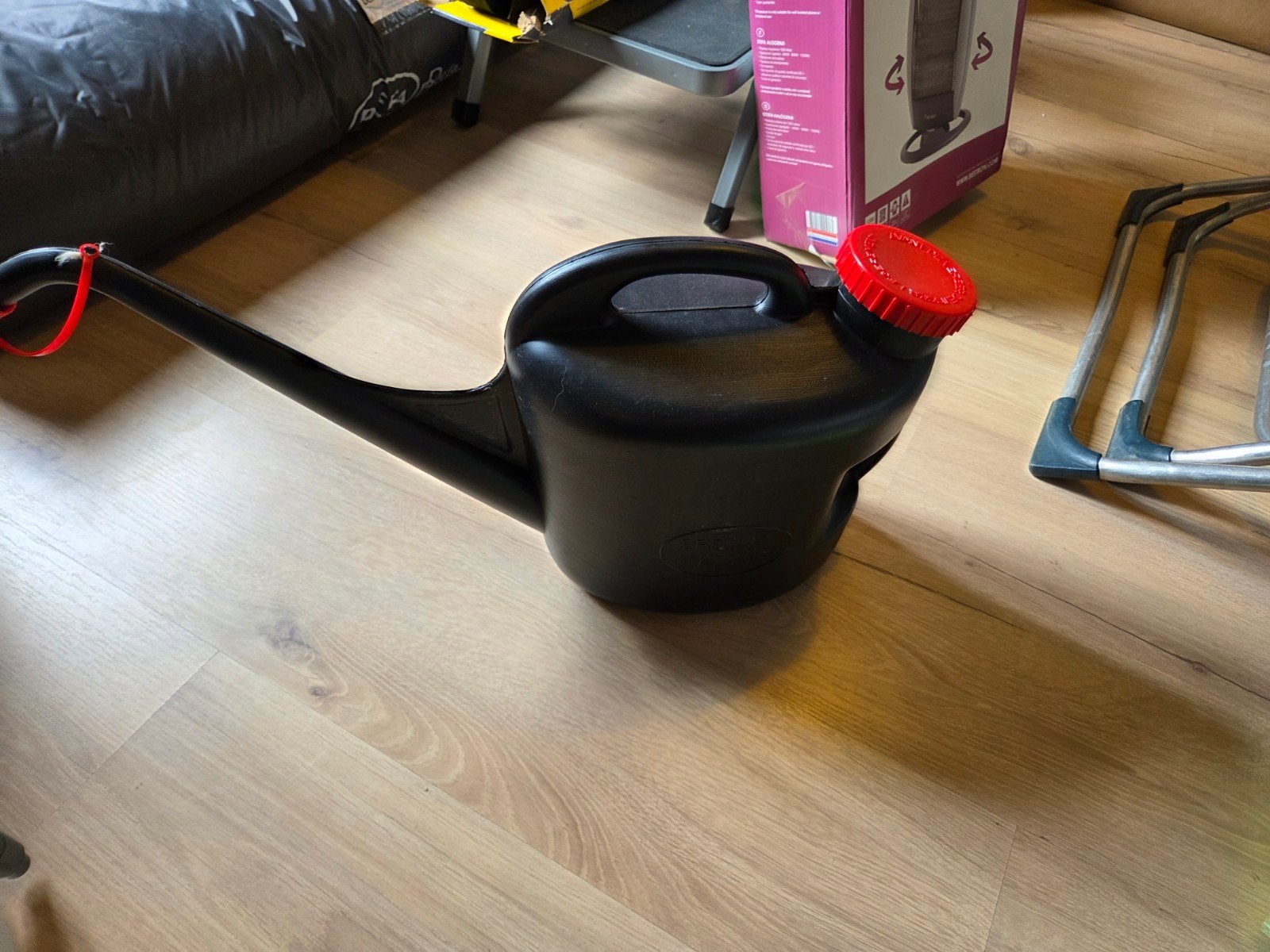 Zwarte gieter met rode dop, Ophalen of Verzenden, Gebruikt