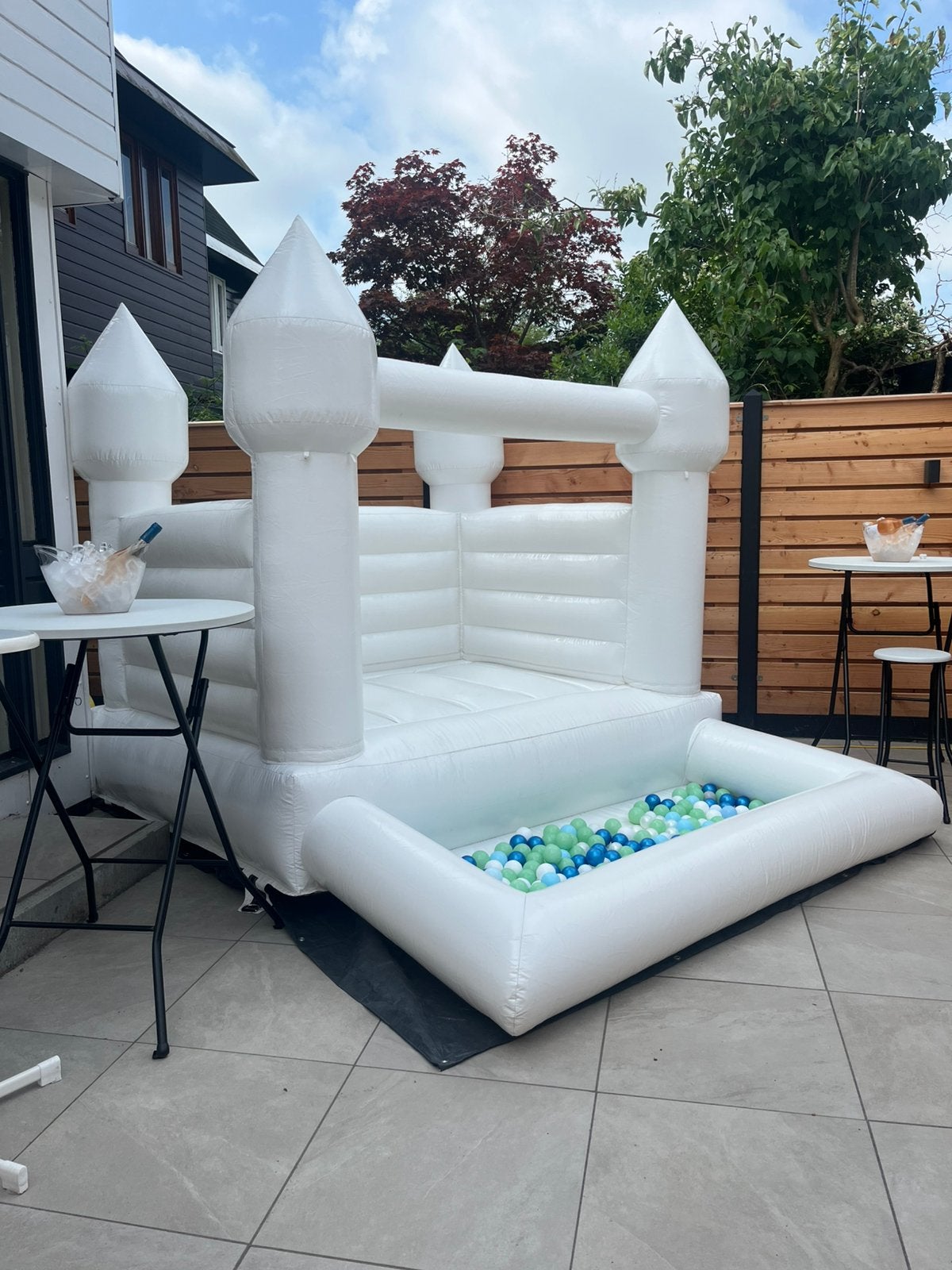 Springkussen kasteel / bounce castle te huur wit, Hobby en Vrije tijd, Ophalen, Zo goed als nieuw, Overige