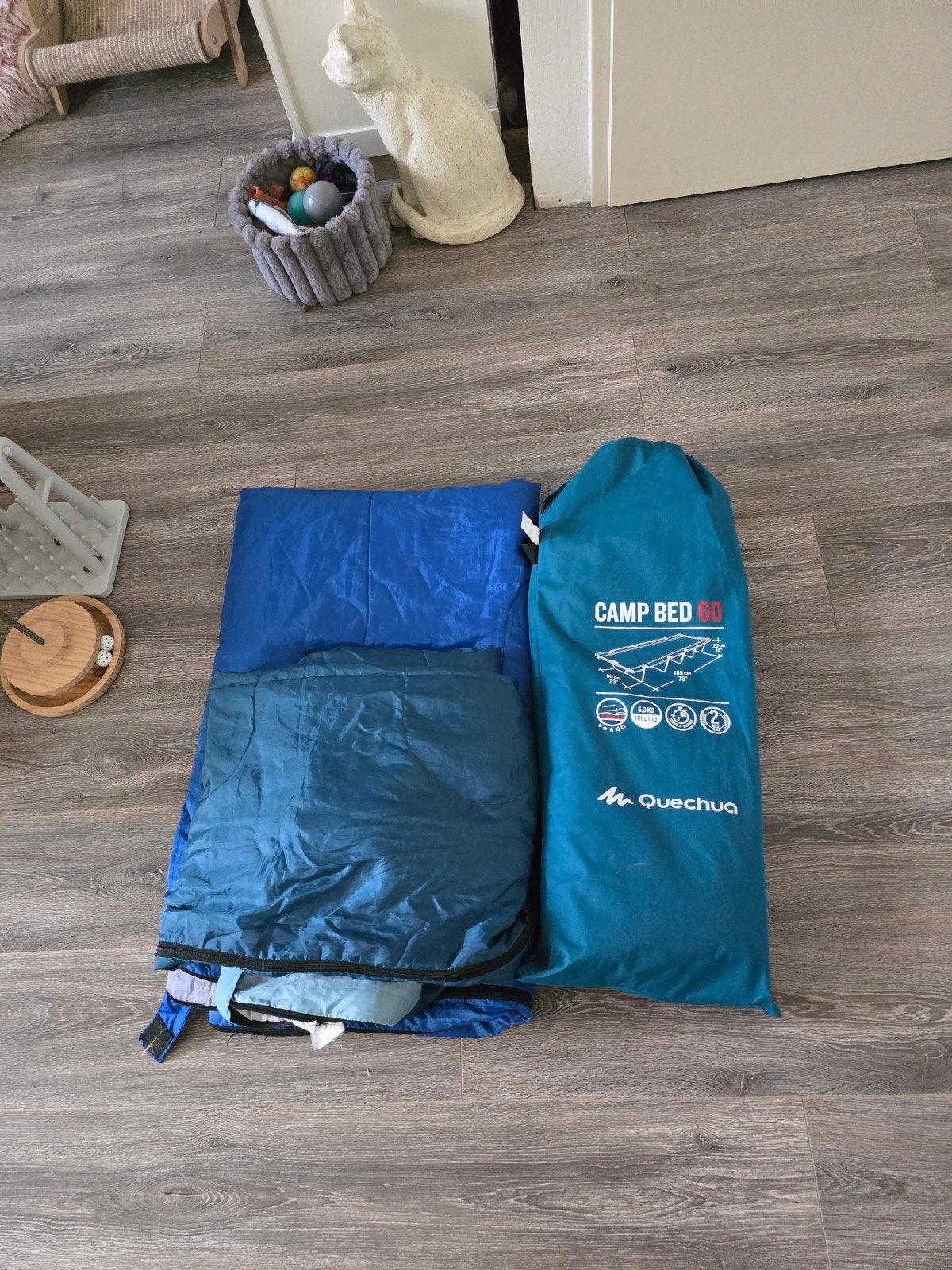 veldbed quechua camp bed 60 +gratis 2 slaapzakken, Ophalen, Zo goed als nieuw, 1-persoons