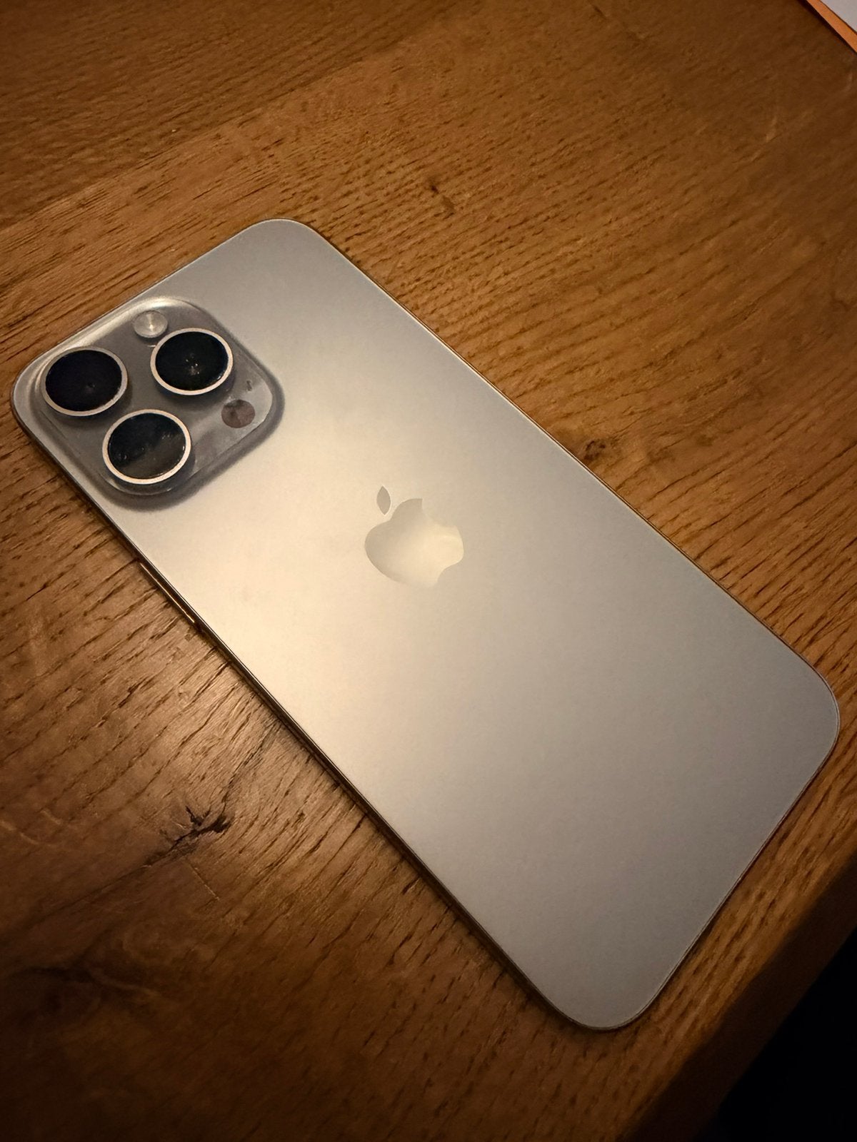 Foto 3 van Iphone 15 pro max 256GB batterij niveau 100%