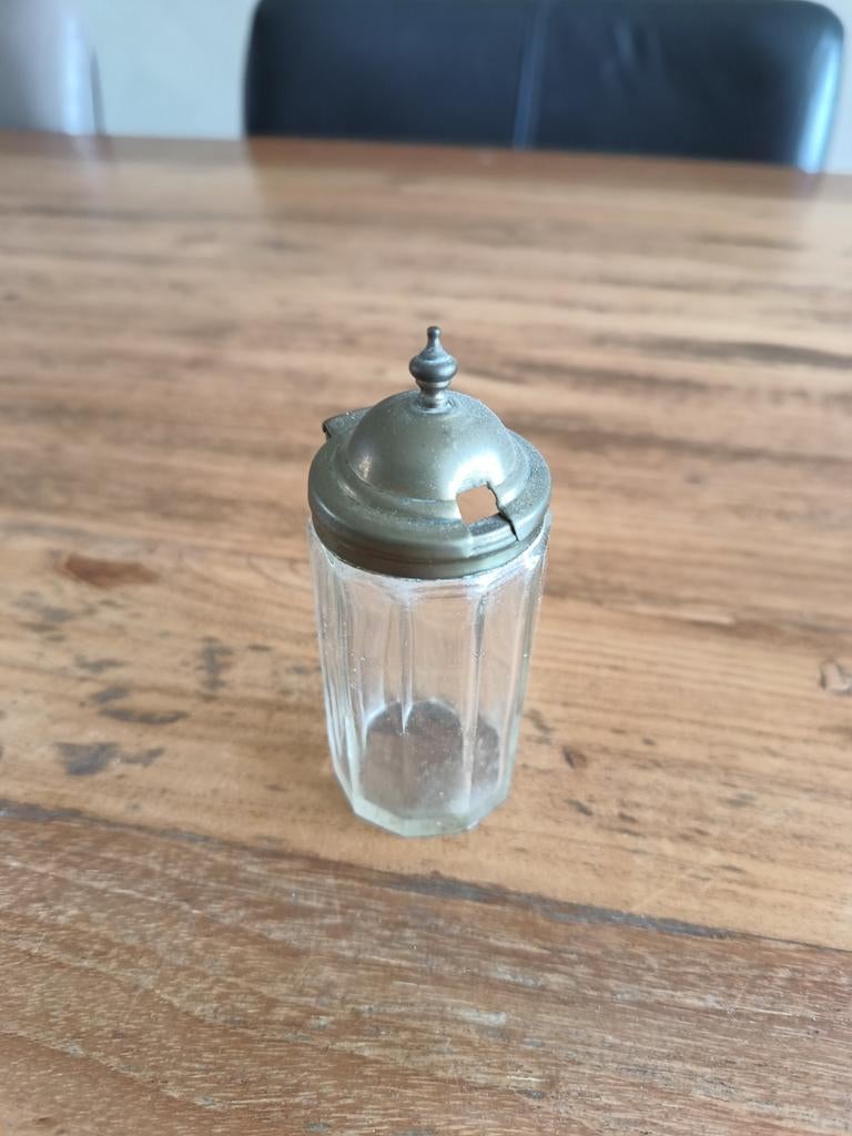 Ik denk antiek zout potje met gleufje in de deksel lepeltje, Antiek en Kunst, Antiek | Goud en Zilver, Ophalen of Verzenden