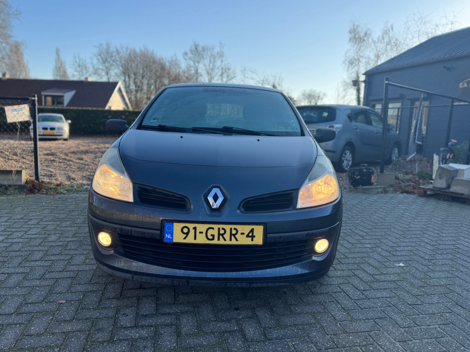 Renault Clio 1.2 16V 75 pk 3D 2008 Grijs, Auto's, Renault, Voorwielaandrijving, 535 kg, 74 pk, 4 cilinders