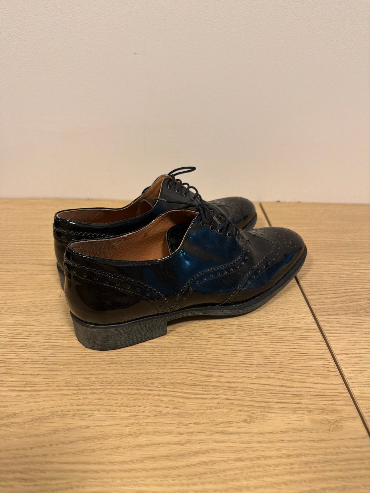 Bertie - Zwarte lakleren brogues, maat 39, Kleding | Dames, Schoenen, Zo goed als nieuw, Schoenen met lage hakken, Zwart, Ophalen