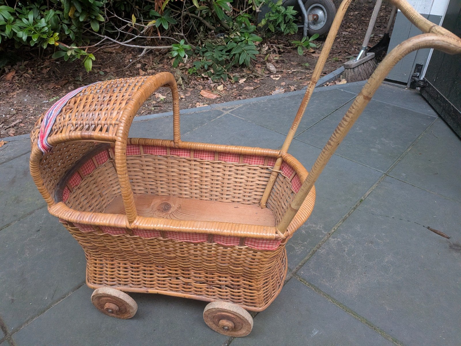Vintage rieten poppenwagen met houten wieltjes, Ophalen of Verzenden