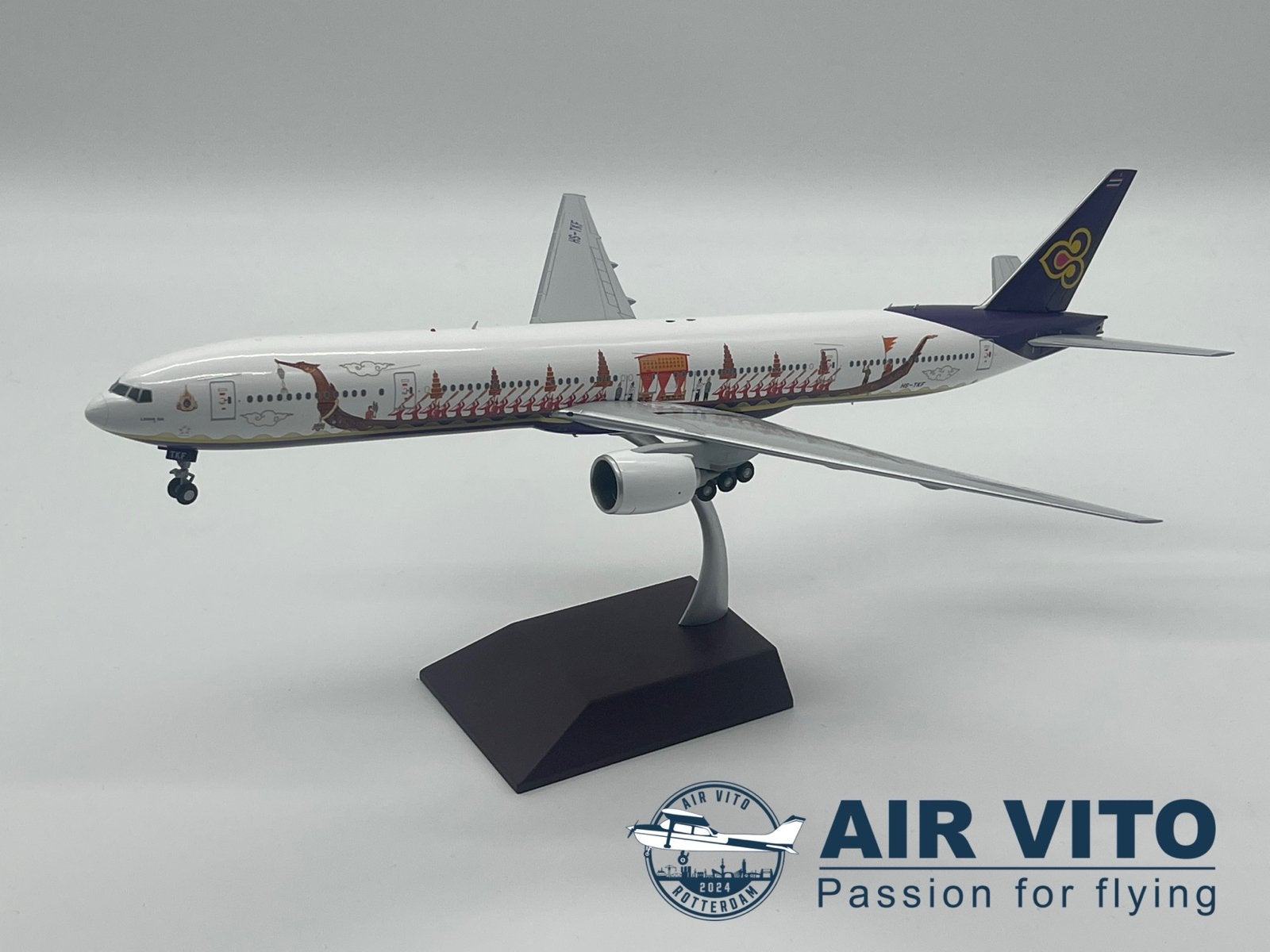 Thai Airways Boeing 777-300 Royal Barge Livery 1:200 GeminiJ, Schaalmodel, 2992JB, Ophalen of Verzenden, Operations@airvito.com