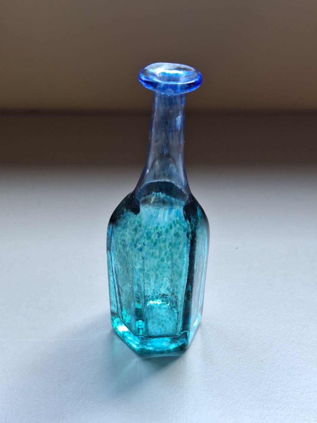 Bertil Vallien-miniatuur fles-Antikva serie-Kosta Boda, Ophalen of Verzenden