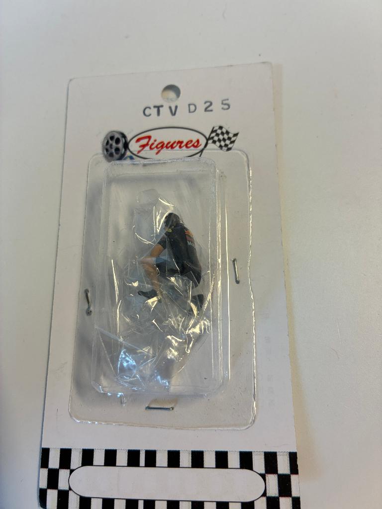95879: CTVD25 - Red Bull Worker - Kneeled - Cartrix 1:43, Overige merken, C/ Segorbe 37 – 03206 – Elche – Alicante, Cartrix, Overige typen
