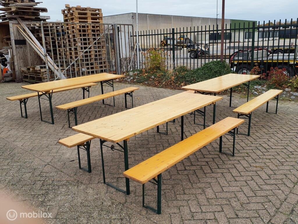 3 Biertafels met banken, Gebruikt