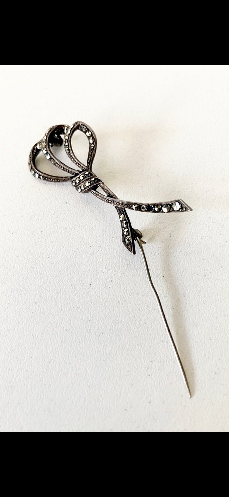 antieke ART DECO ZILVEREN STRIKBROCHE MET MARKASIET, Sieraden, Tassen en Uiterlijk, Antieke sieraden, Ophalen of Verzenden, Zilver
