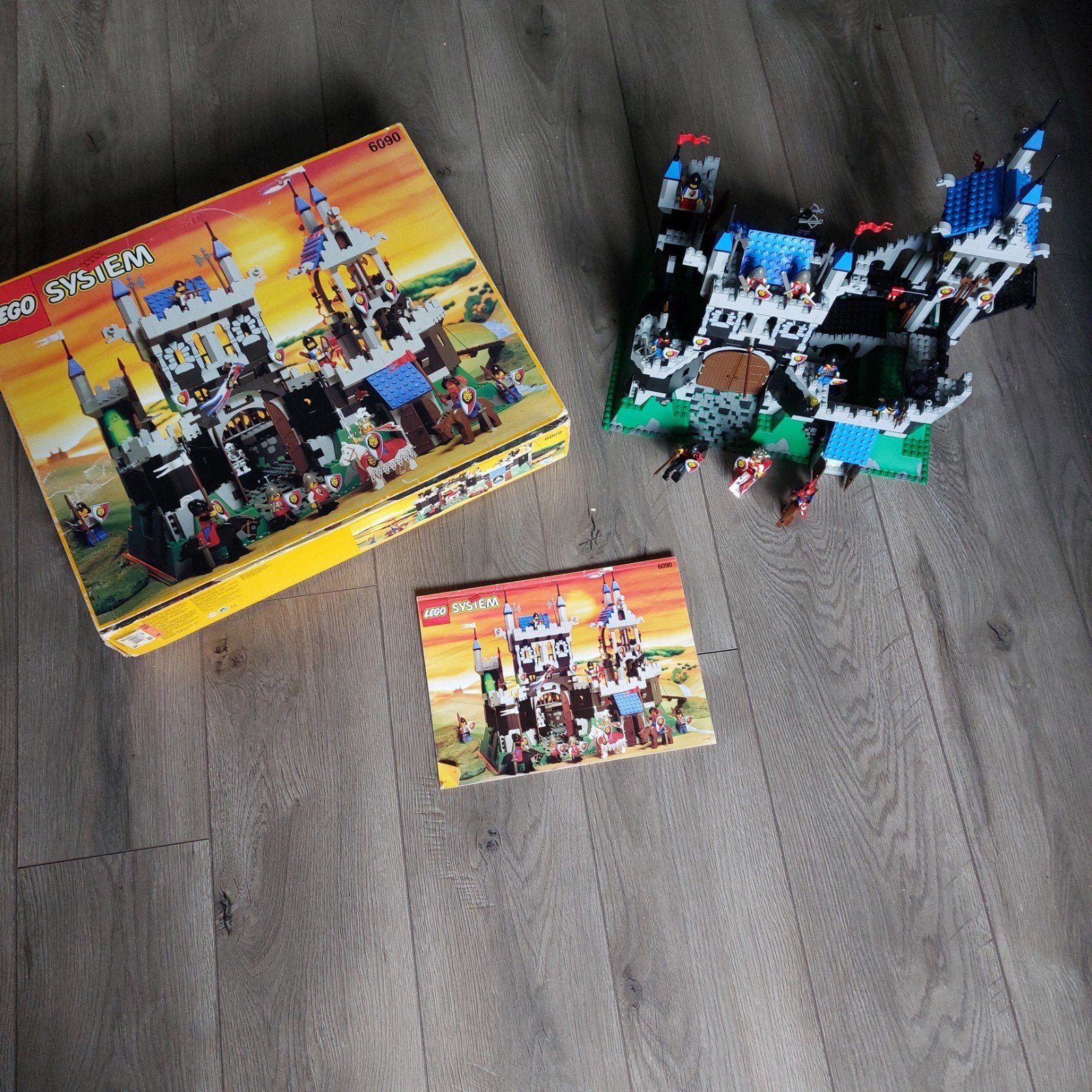 Vintage LEGO Classic Castle 6090 met doos en handleiding, Compleet, Gebruikt, Lego, Ophalen of Verzenden