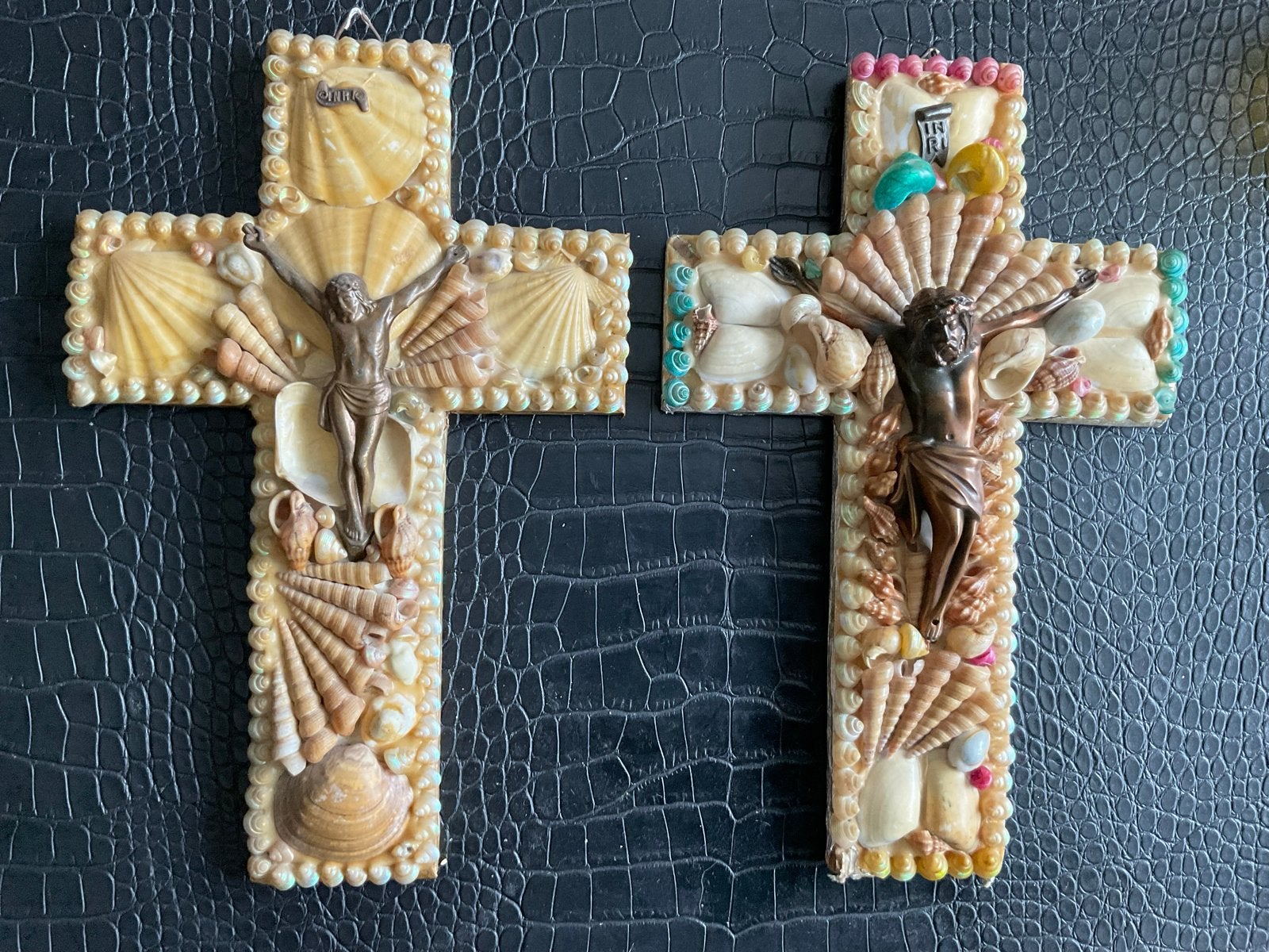 Twee Vintage Schelpen Kruisbeelden - Uniek Handwerk, Ophalen of Verzenden