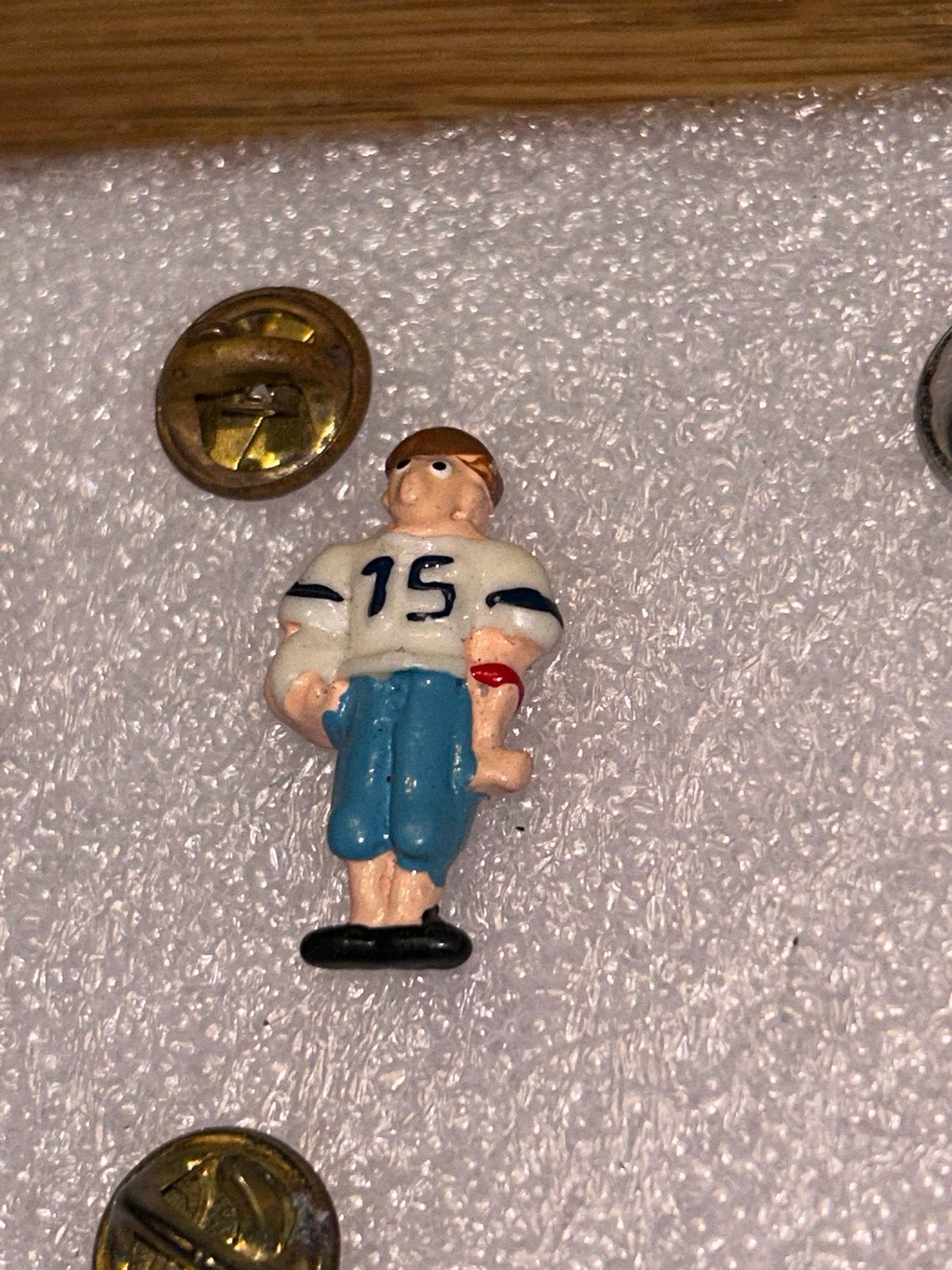 Vintage footbal poppetje met nummer 15 pin, Ophalen of Verzenden, Zo goed als nieuw, Sport, Speldje of Pin