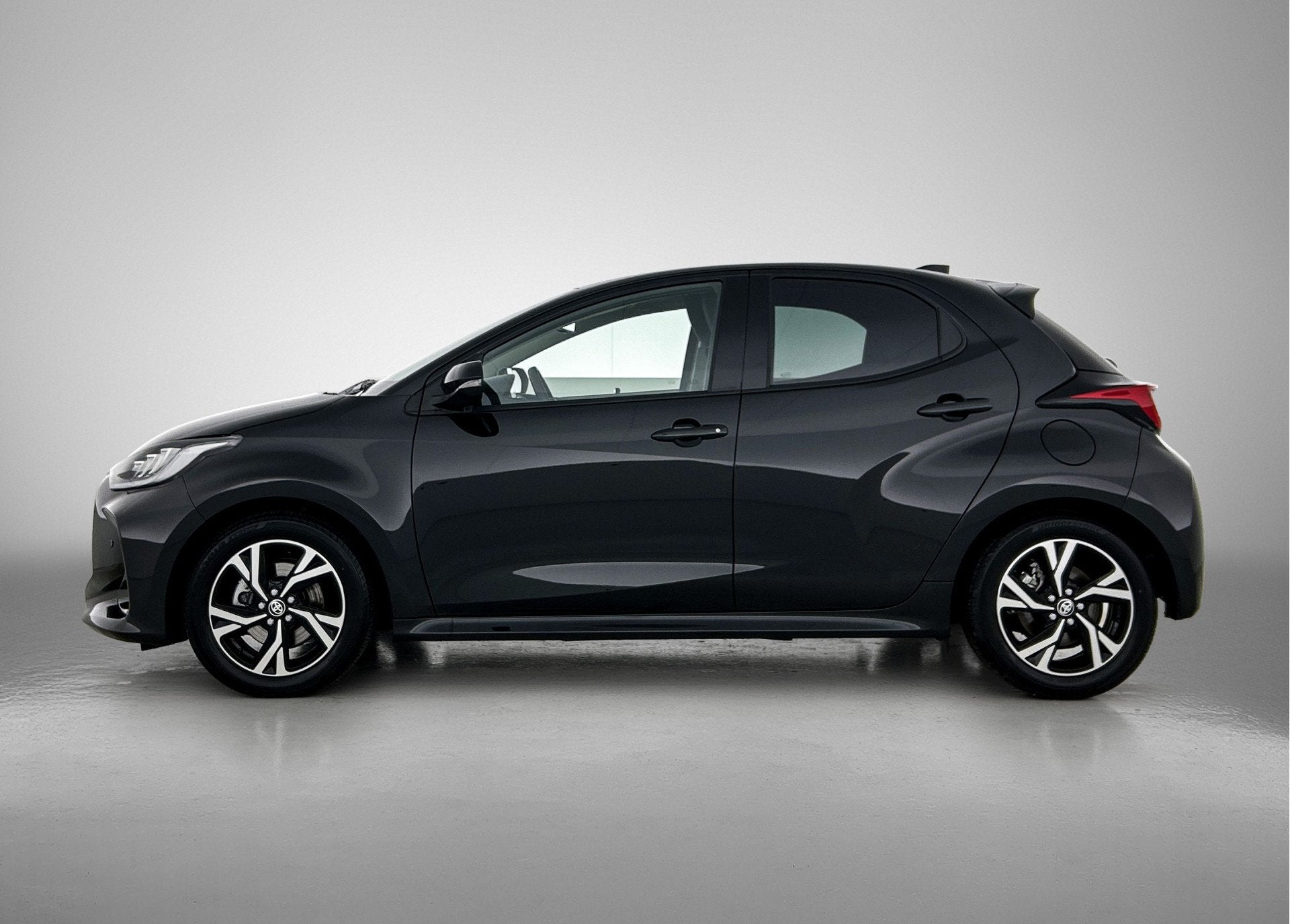 Toyota Yaris 1.5 Hybrid 115 Dynamic Comfort Pack | BTW voert, 12 maanden, Gebruikt, Zwart, Hybride Elektrisch/Benzine