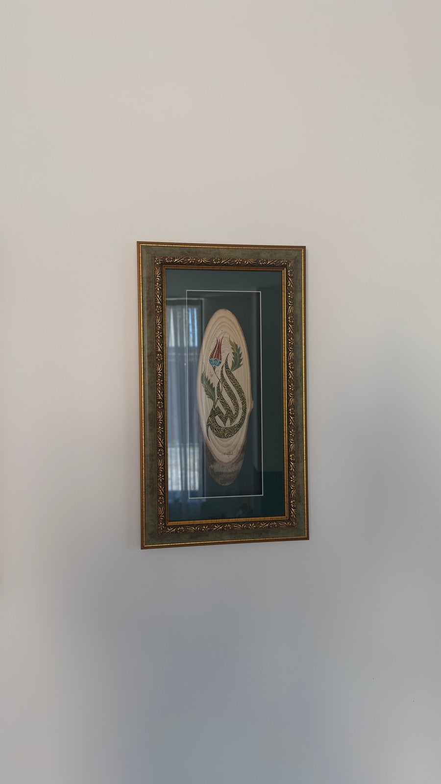 Kalligrafie kunstwerk op hout met bloemmotief, Antiek en Kunst, Kunst | Schilderijen | Klassiek, Achter glas, Overige stijlen