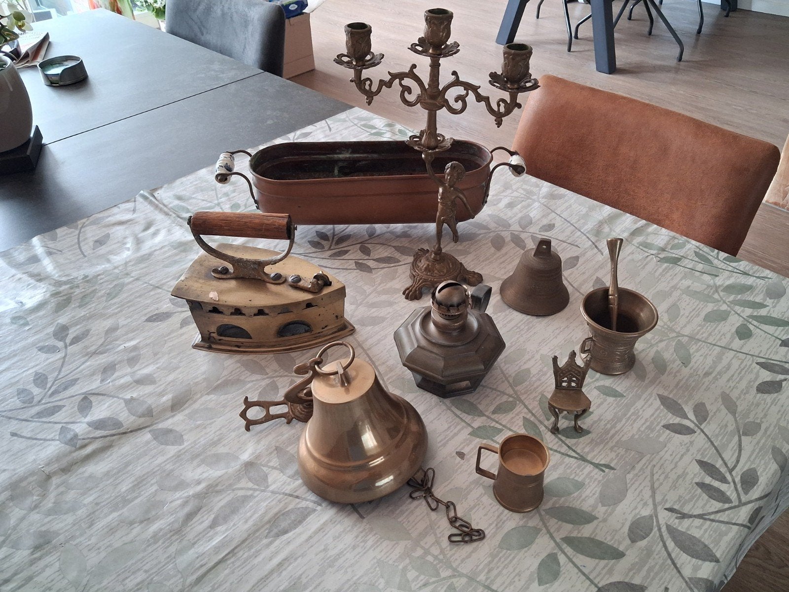 Antieke decoratieve items: strijkijzer, kandelaar, bel, Antiek en Kunst, Antiek | Koper en Brons, Ophalen of Verzenden
