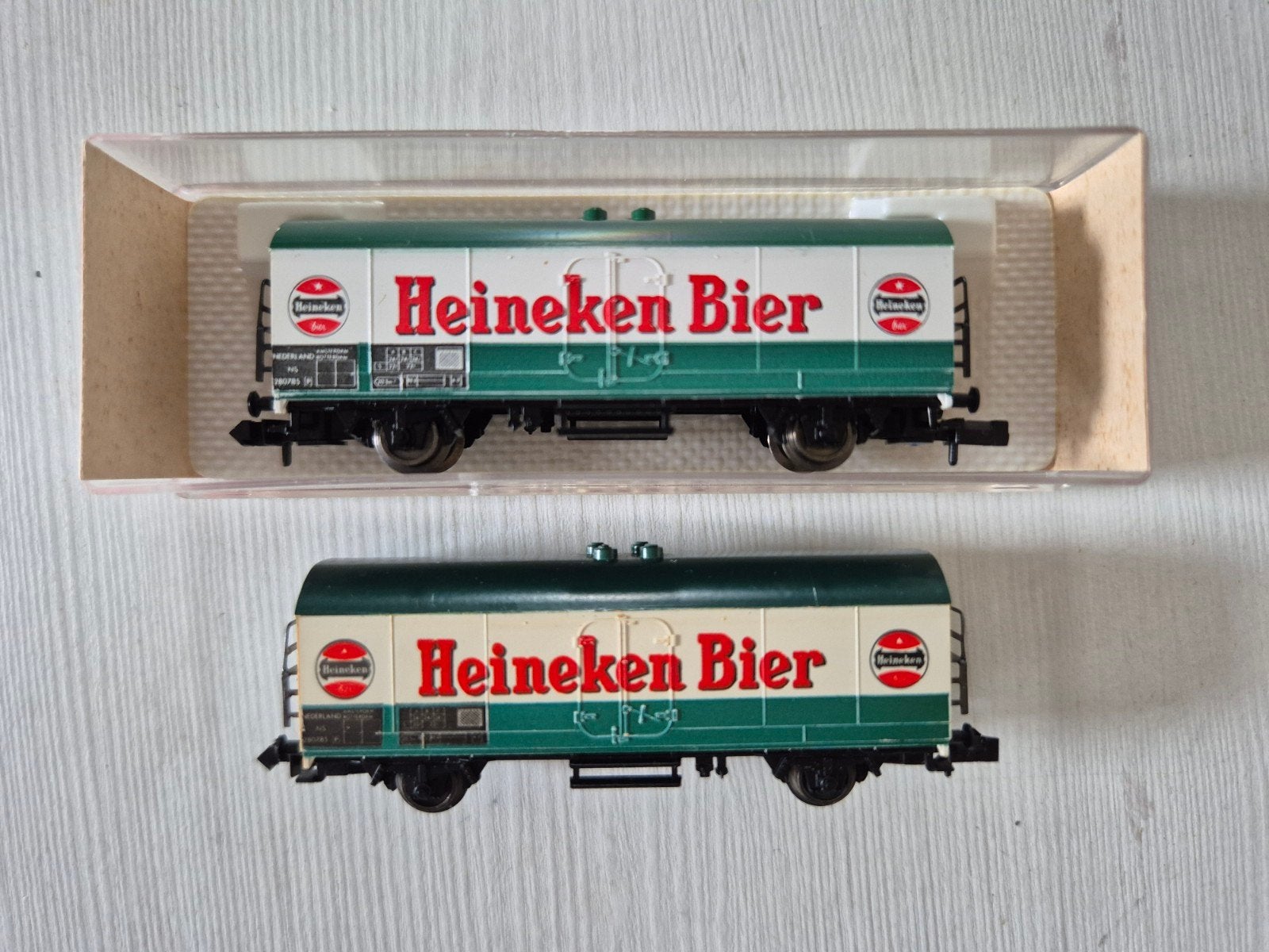 2 Nette Fleischmann N-spoor NS Heineken wagons 8325, Gebruikt, Gelijkstroom, Fleischmann, Wagon