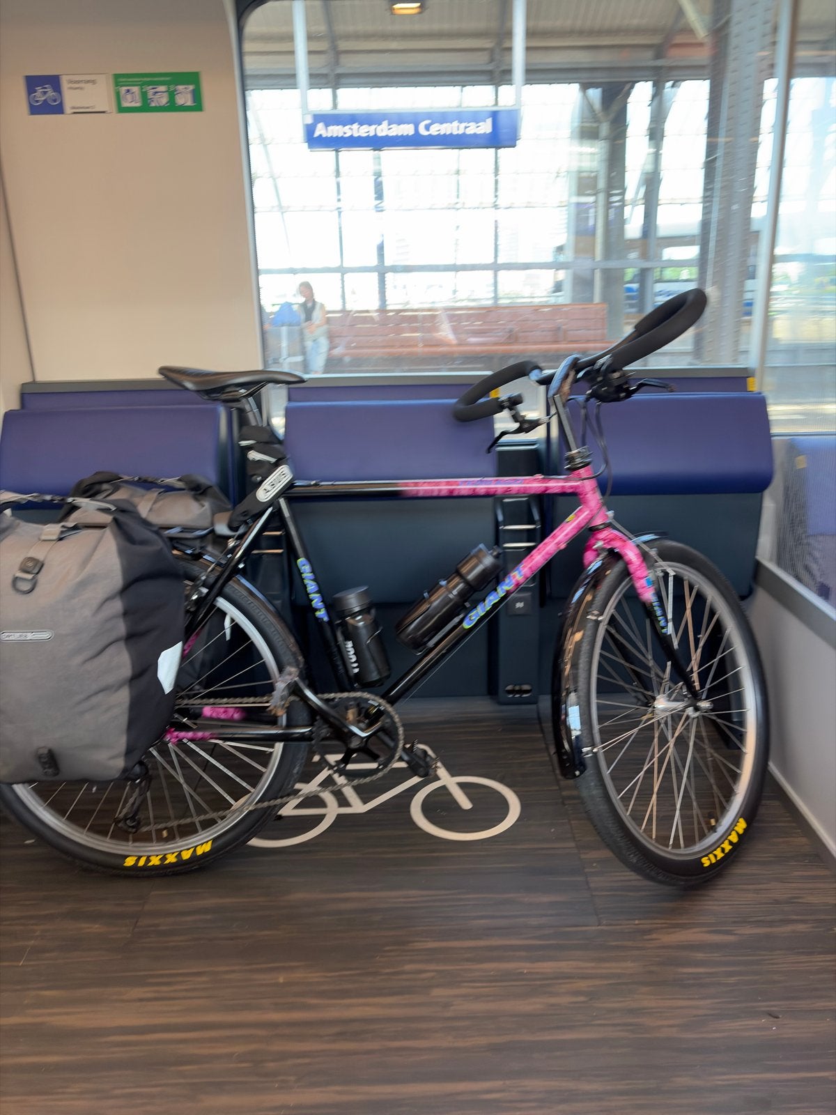 Foto 2 van Giant Terrago Retro Mountainbike - Zwart/Roze - 90's