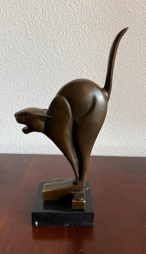 Bronzen beeld van een schrikkende kat op een marmeren voet., Ophalen of Verzenden