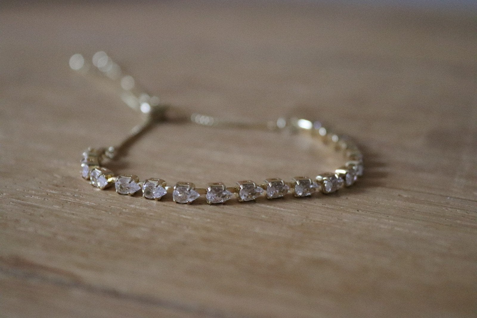 Elegante goudkleurige tennisarmband - verstelbare maat, Sieraden, Tassen en Uiterlijk, Ophalen of Verzenden, Nieuw, Goud