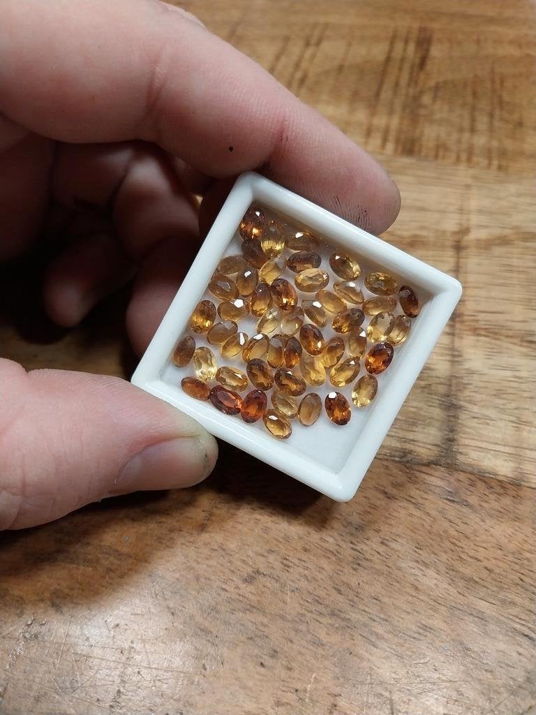 A kleur facet geslepen citrien ovaal circa 6x4mm, Ophalen of Verzenden, Zo goed als nieuw