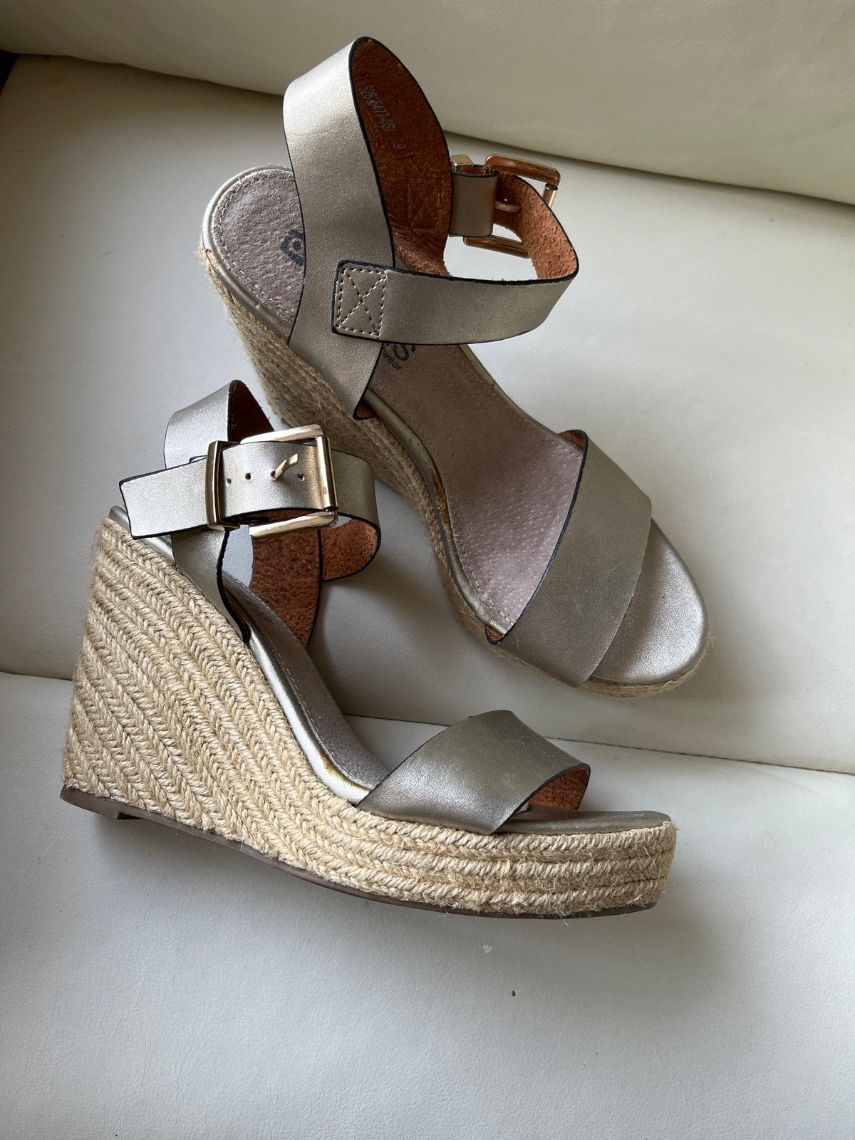 Gouden sleehak sandalen 39, Kleding | Dames, Schoenen, Ophalen of Verzenden, Zo goed als nieuw, Overige kleuren, Sandalen of Muiltjes