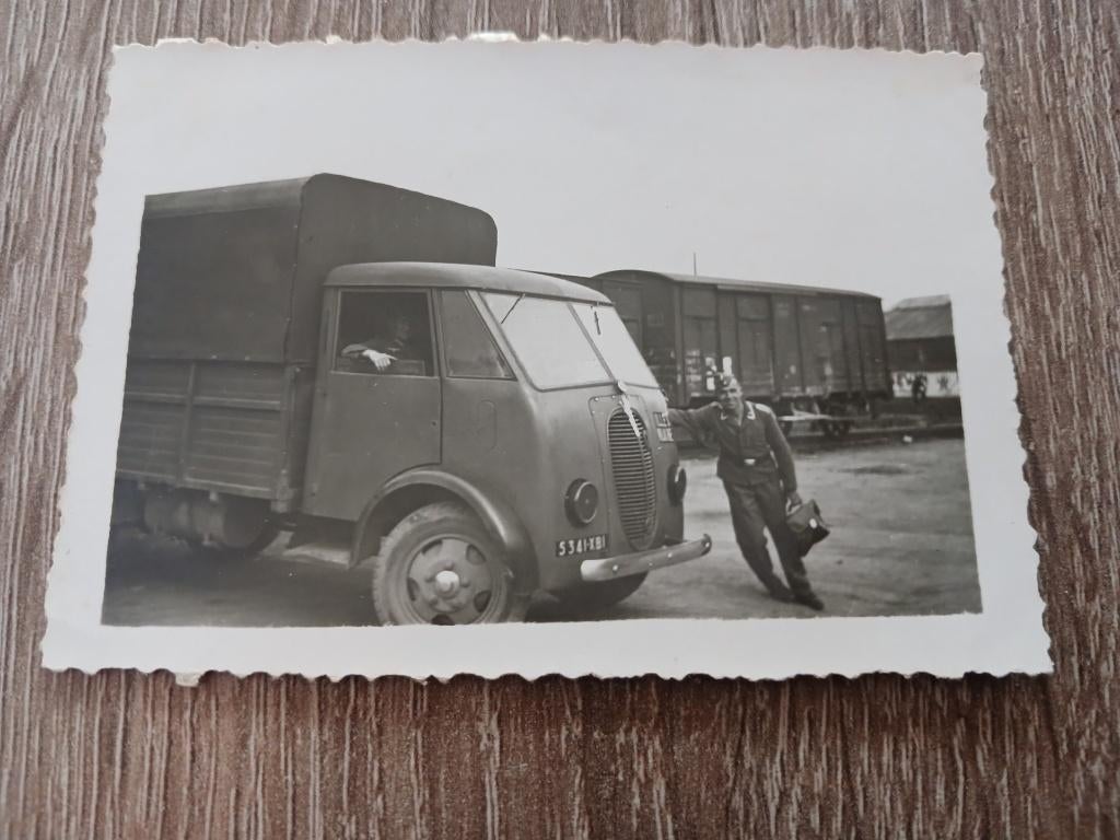 Foto van een buitgemaakte Franse F917WS Matford truck, Verzamelen, Militaria | Tweede Wereldoorlog, Ophalen of Verzenden, Landmacht