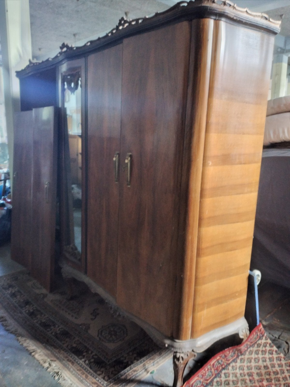 Antieke houten kledingkast met spiegel en houtsnijwerk, Ophalen of Verzenden