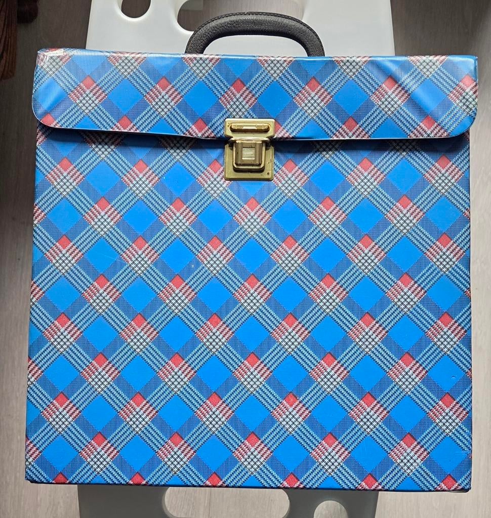 Vintage ruitjes Lp koffer - Blauw/Rood (15), Sieraden, Tassen en Uiterlijk, Koffers, Gebruikt, Hard kunststof, Minder dan 50 cm
