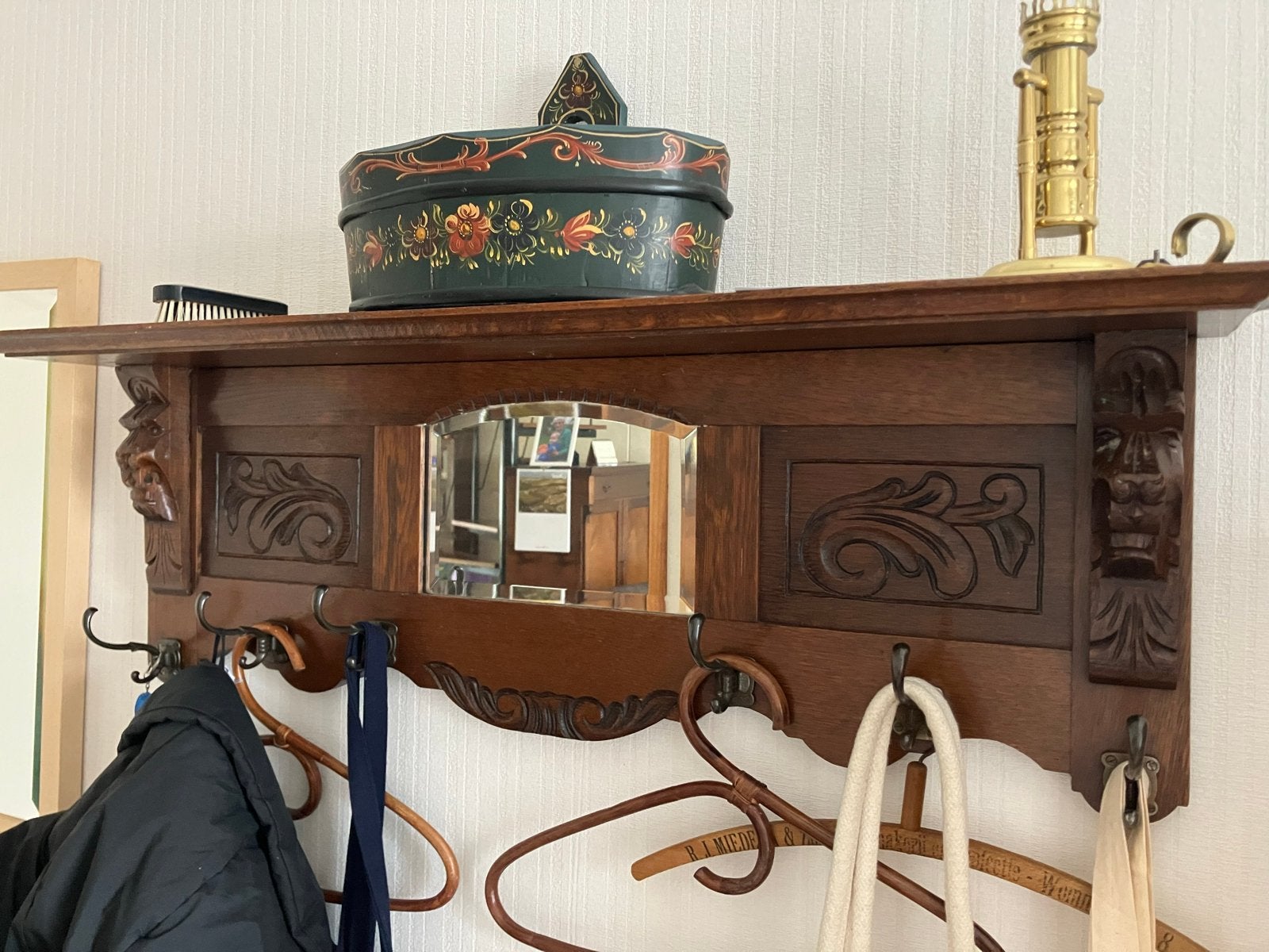 Antieke kapstok met houtsnijwerk en spiegel, Huis en Inrichting, Woonaccessoires | Kapstokken, Gebruikt, Minder dan 100 cm, Hout