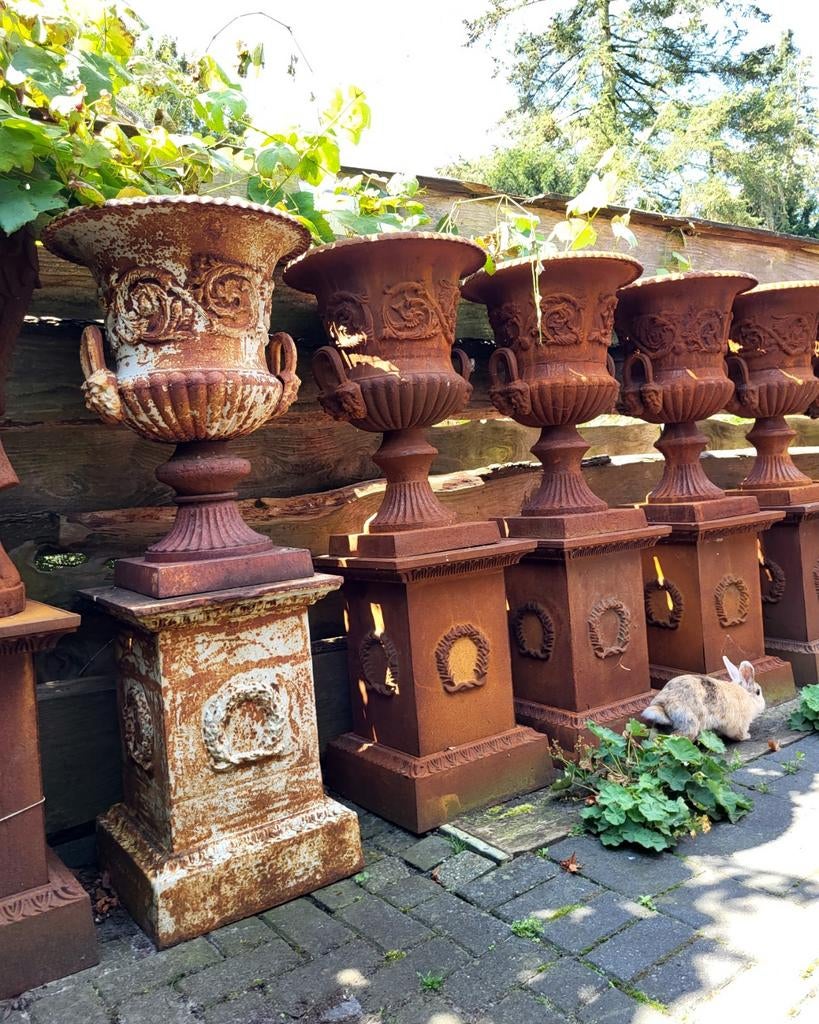 Gietijzeren tuinvazen tuinvaas bloempot bloembak op sokkel, Tuin en Terras, Tuinvazen, Ophalen of Verzenden