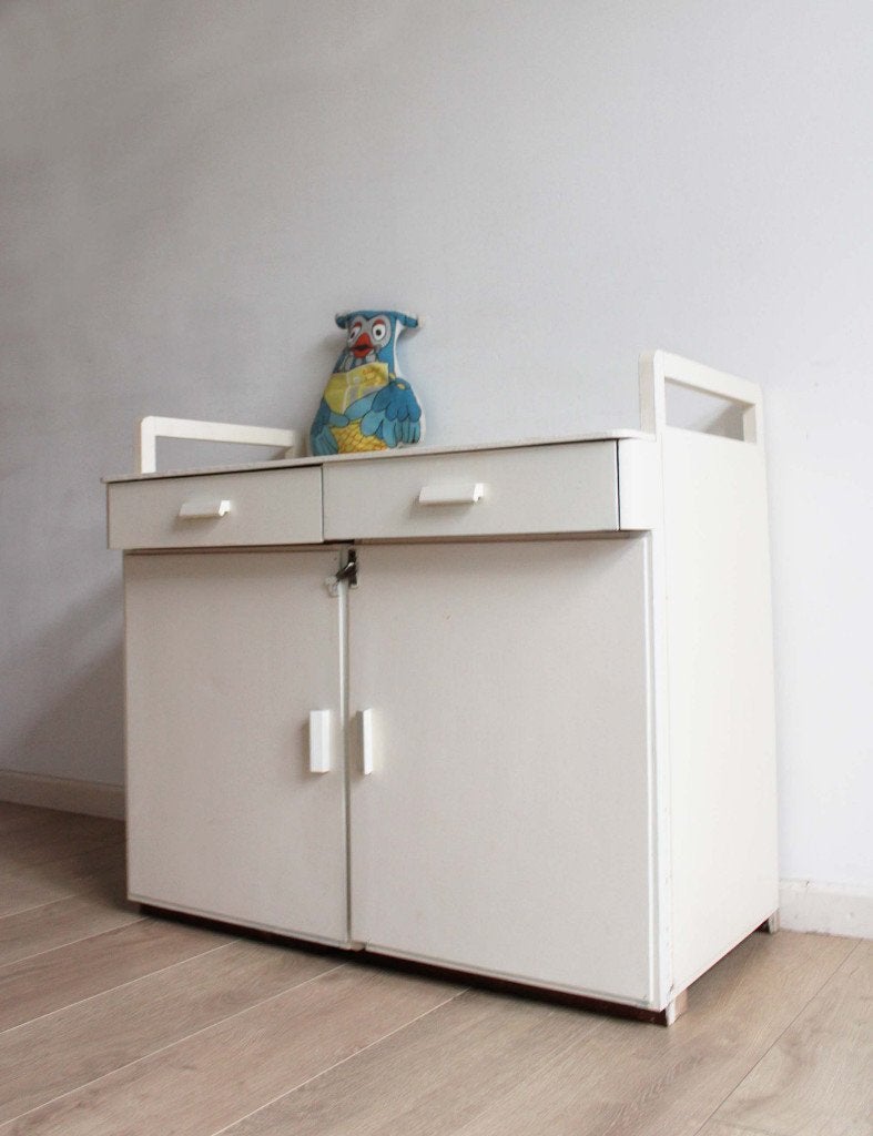 Houten vintage commode. Witte retro kinderkamer kast, Kinderen en Baby's, Kinderkamer | Commodes en Kasten, Gebruikt, Commode