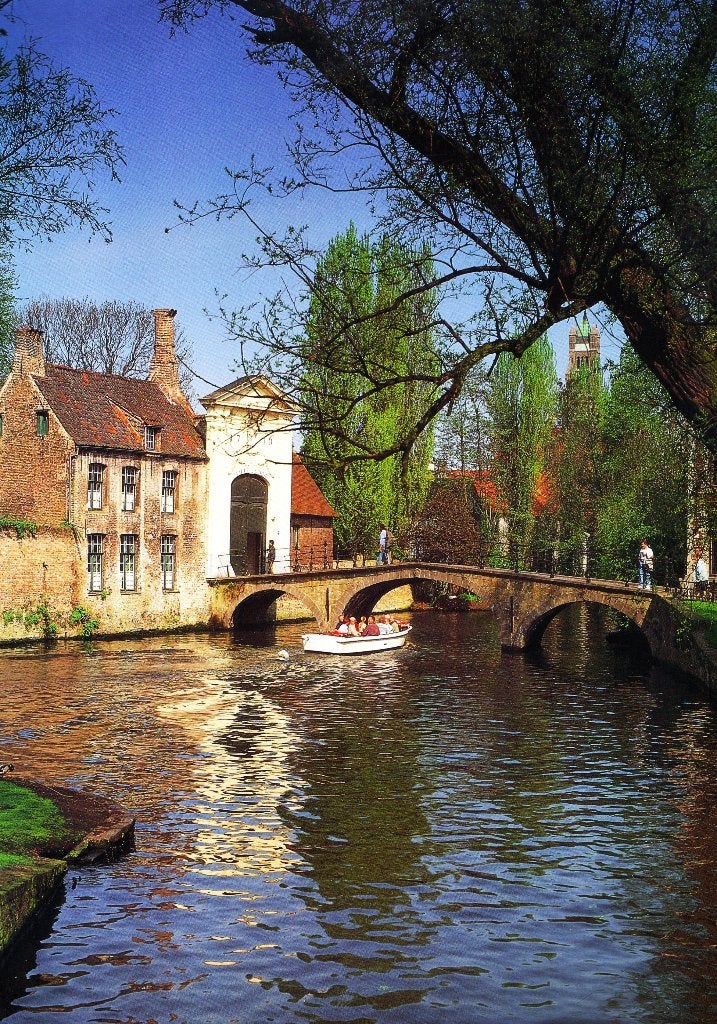 Brugge Bruges Bruges Brugge - Damien Hubaut / 9789074847025, 14e eeuw of eerder, Ophalen of Verzenden, Zo goed als nieuw, Georges-Henri Dumont