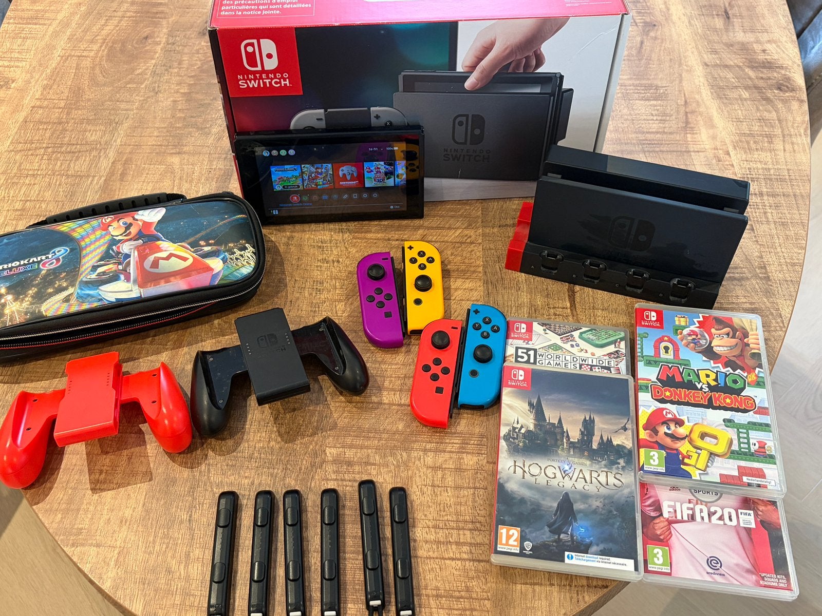 Switch 1 v1 unpatched. 4 Joycons, doos en diverse assecoires, Spelcomputers en Games, Ophalen, Met games, Zo goed als nieuw, Switch Original
