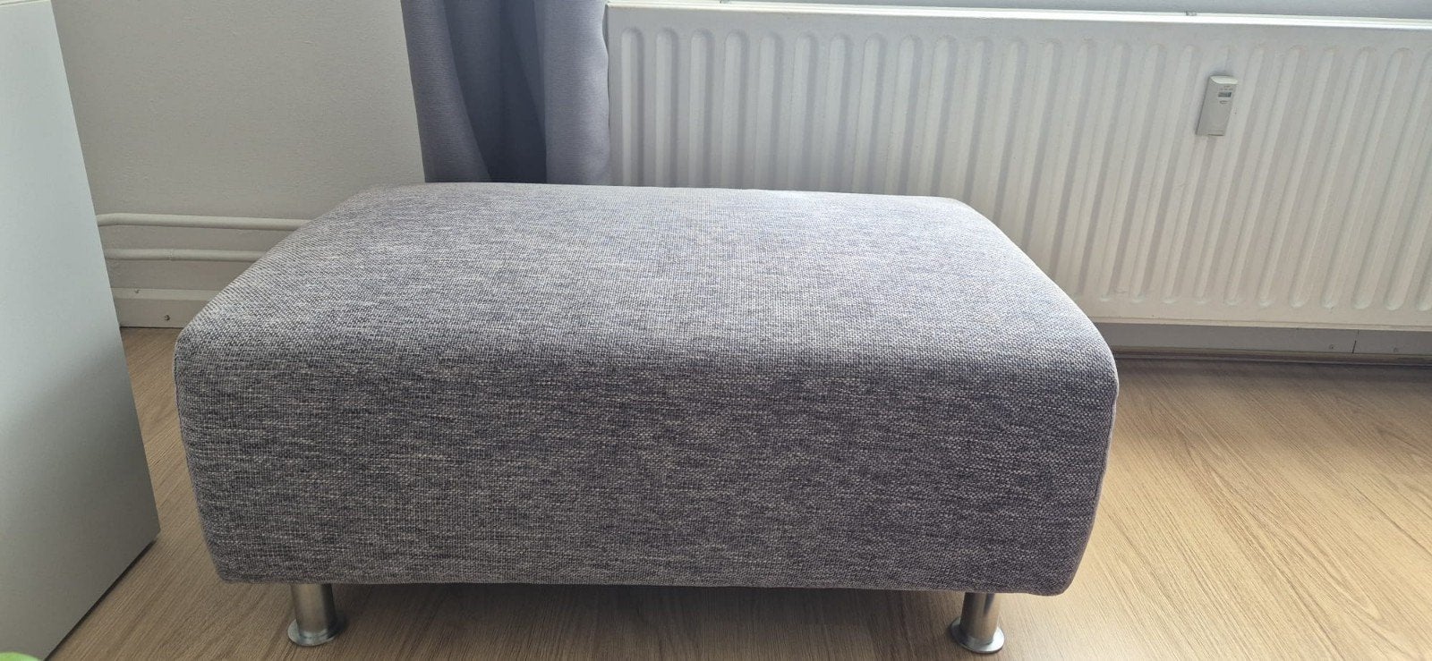 Royale grijze hocker / poef (90x60 cm) met metalen poten, Ophalen, Rechthoekig, Stof, 75 tot 100 cm
