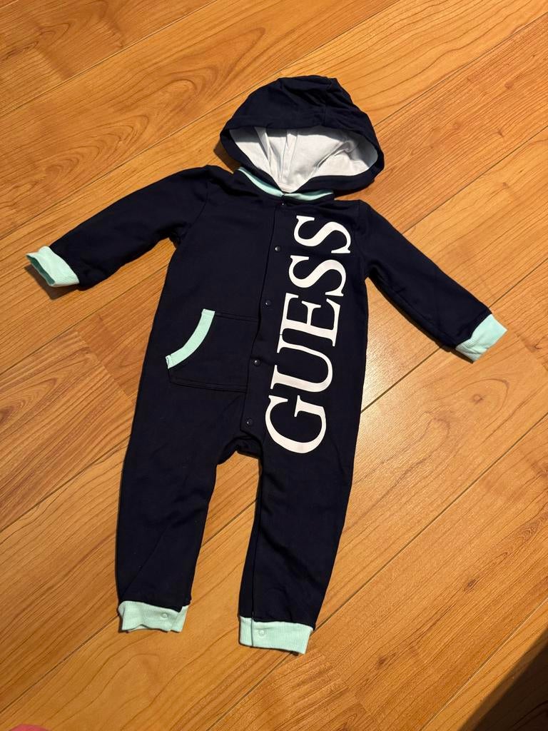 Nieuw Guess boxpakje met capuchon - 12 maanden, Ophalen of Verzenden, Nieuw, Jongetje