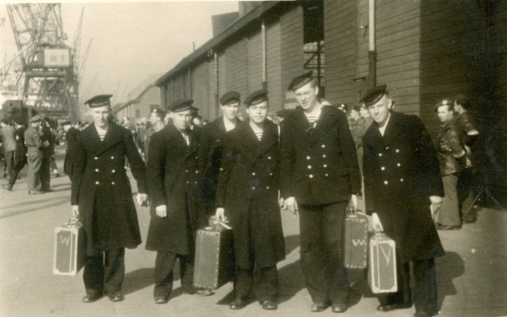 fotokaart Inscheping 25-03-1949 In Rotterdam Naar Indonesië, Foto, Ophalen of Verzenden, Zo goed als nieuw, 1940 tot 1960