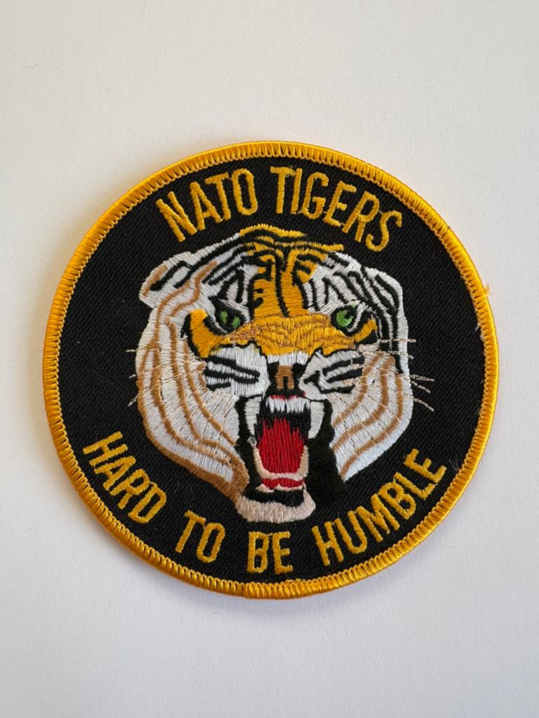 NATO Tigers Hard To Be Humble patch, Ophalen of Verzenden, Luchtmacht, Nederland, Embleem of Badge
