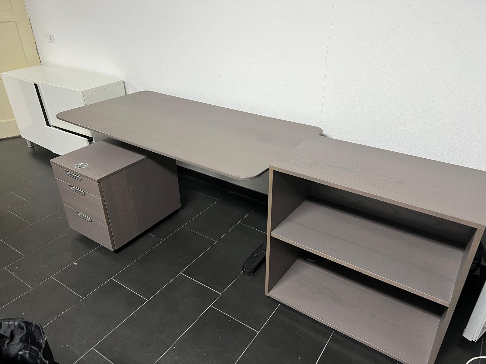 Prachtig bureau in goede staat met lades en kast, Ophalen, Met lades, Spaanplaat of MDF, Zo goed als nieuw