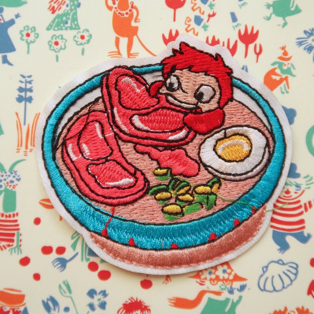 Ponyo met ham opstrijkplaatje patch badge embleem applicatie, Hobby en Vrije tijd, Verzenden, Nieuw, Overige applicaties