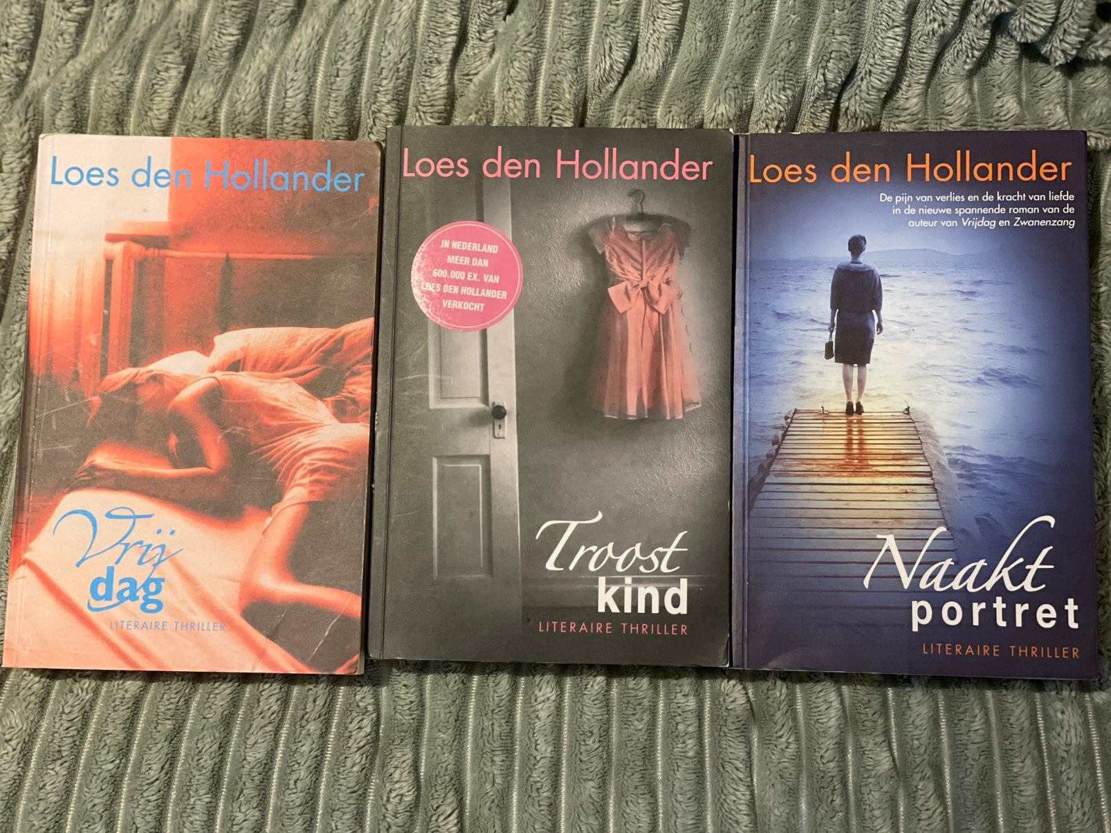 3 x Boek Loes Den Hollander, Ophalen of Verzenden, Zo goed als nieuw