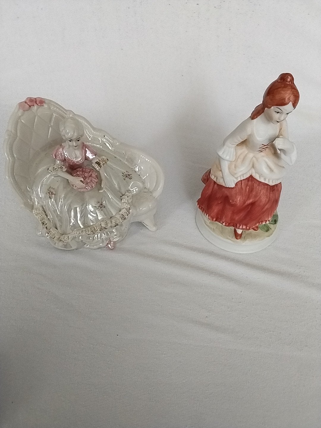 Vintage Porseleinen Beeldjes: Dame in Fauteuil & Staande Dam, Ophalen of Verzenden
