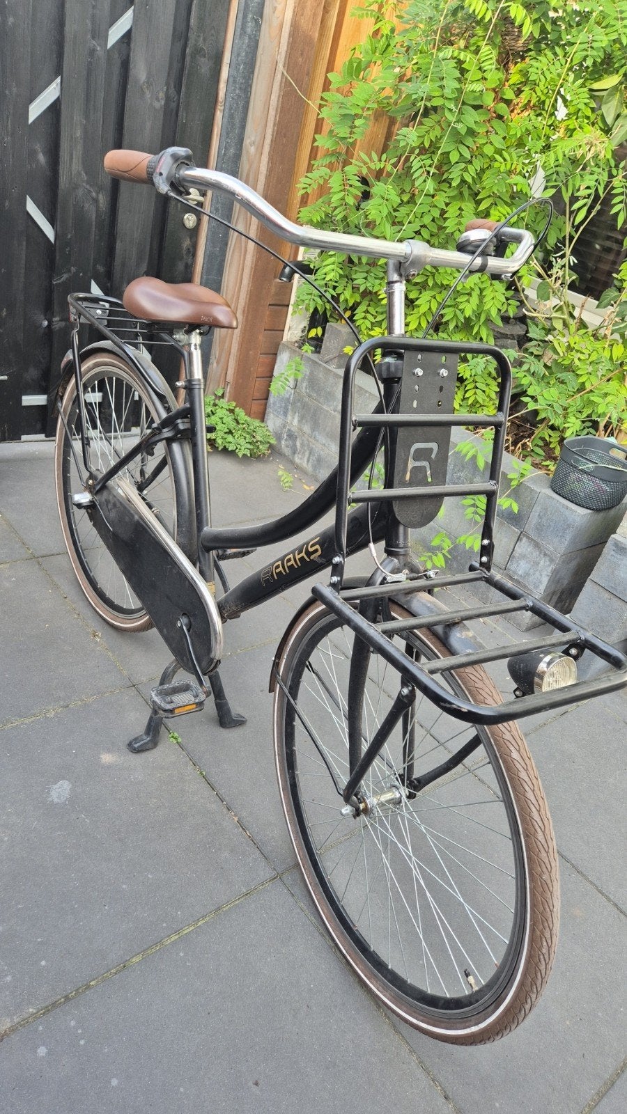 Zwarte damesfiets met voordrager. Heeft liefde nodig, Gebruikt, Velgrem, Versnellingen, 50 tot 53 cm