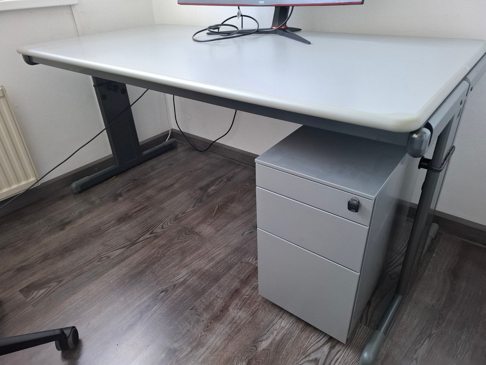 Verstelbaar bureau met verrijdbaar ladeblok - Grijs, Ophalen, 160 cm, Gebruikt, Metaal