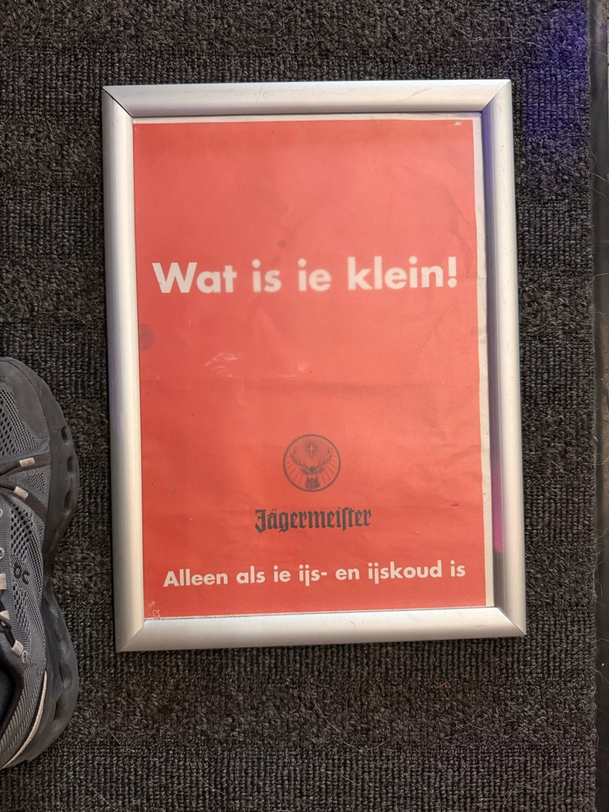 Jägermeister Reclamebord "Wat is ie klein!", Verzamelen, Merken en Reclamevoorwerpen, Ophalen, Gebruikt, Reclamebord