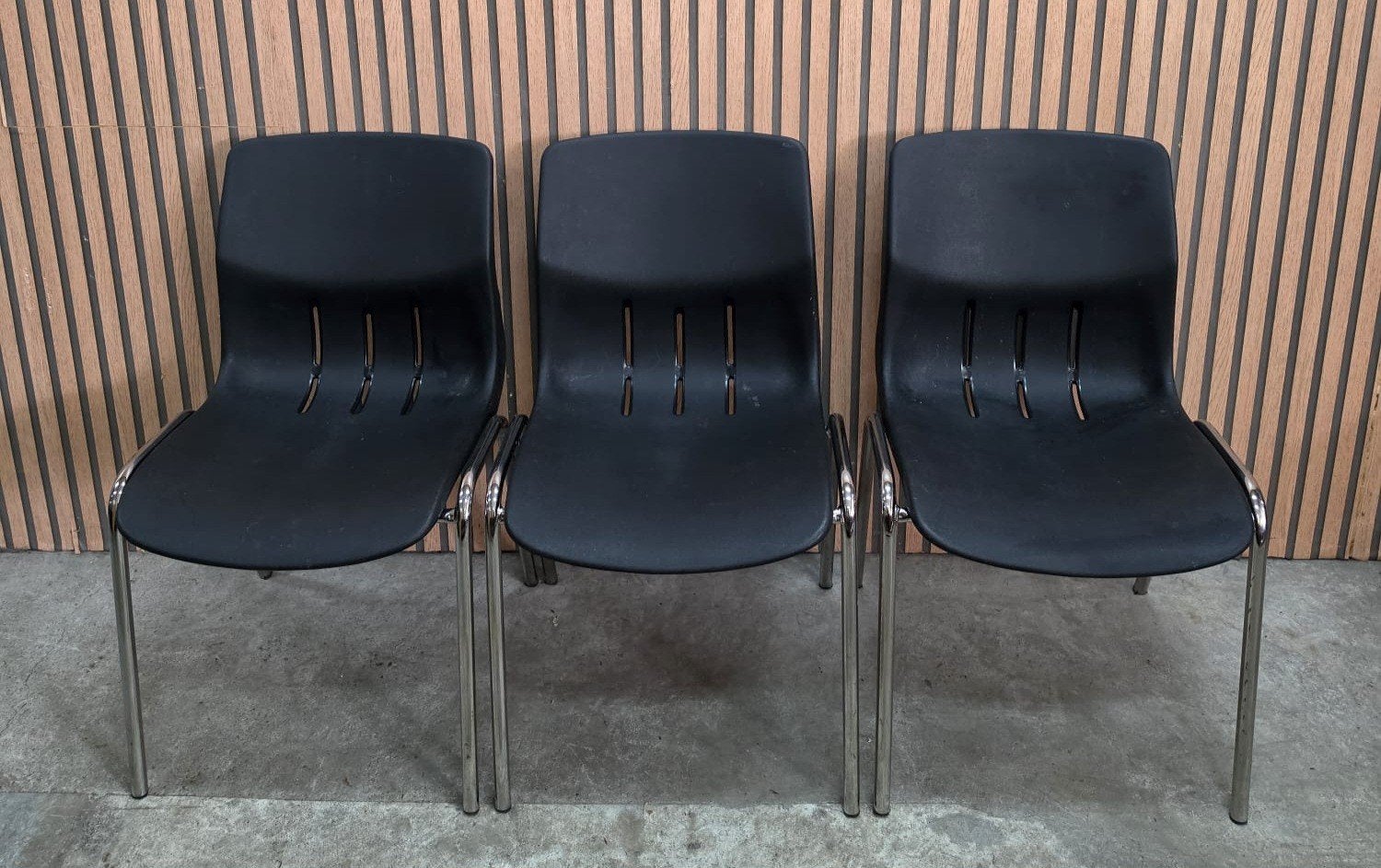 37 x kunststof kuipstoelen grijs zwart kantine stoelen zaal, Huis en Inrichting, Kunststof, Zwart, Ophalen of Verzenden, Zo goed als nieuw