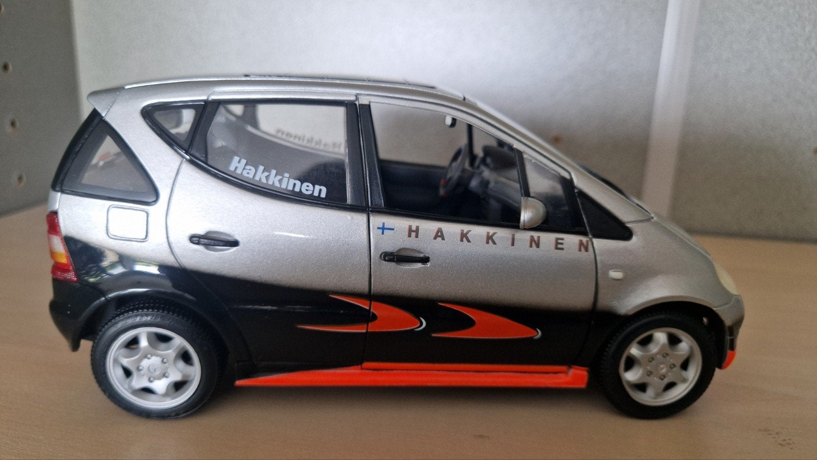 Maisto Mercedes-Benz A-Klasse Mika Hakkinen 1:18, Ophalen of Verzenden, Zo goed als nieuw, Maisto
