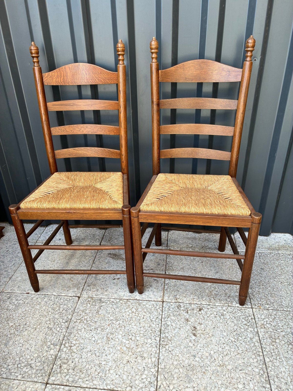 Set van 2 rustieke houten stoelen met rieten zitting, Antiek en Kunst, Ophalen of Verzenden