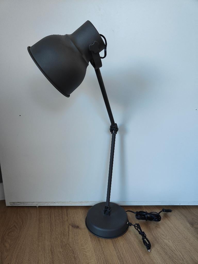 Ikea Hektar bureaulamp met USB oplaadpoort, Ophalen, 50 tot 75 cm, Zo goed als nieuw, Metaal