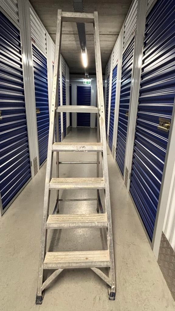 Stevige Bouwtrap met Bak voor Gereedschap - Altrex, Doe-het-zelf en Verbouw, Ladders en Trappen, Ophalen of Verzenden, Gebruikt