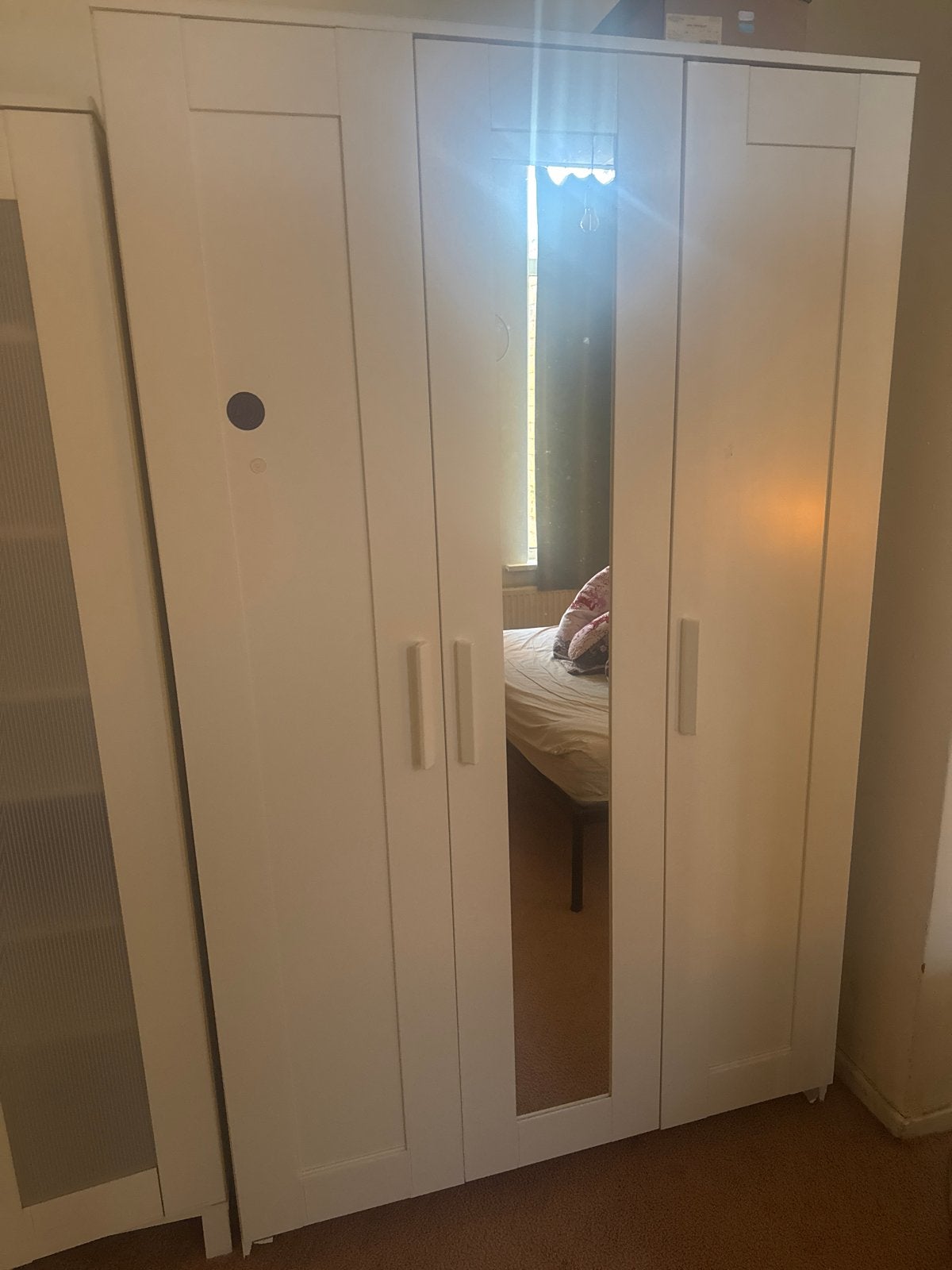 Witte kledingkast met spiegel en planken, Ophalen, Gebruikt, 100 tot 150 cm, 150 tot 200 cm